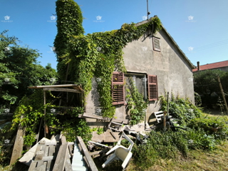 Hiša za obnovo na parceli z vsemi priključki – idealno za družino